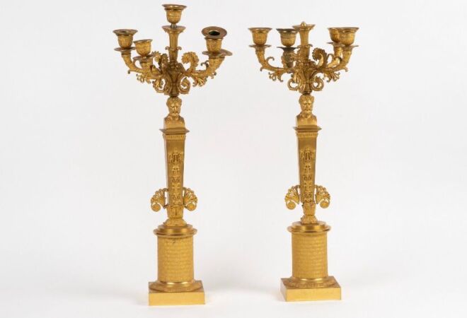 'Coppia di candelabri in bronzo cesellato